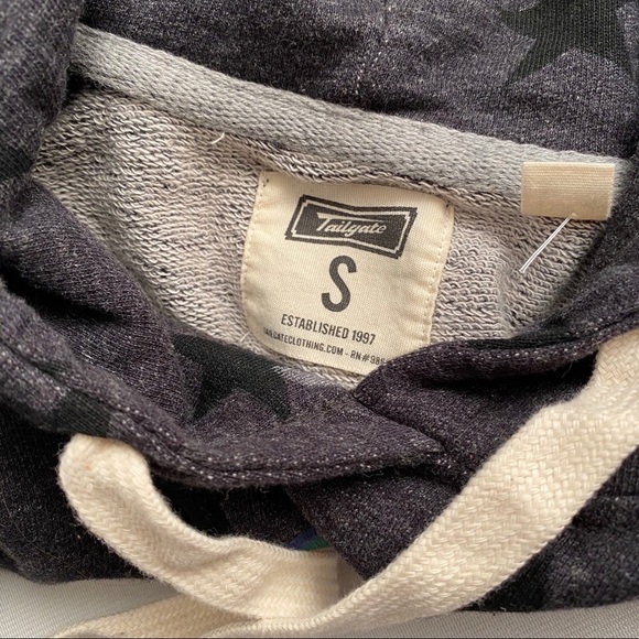 University of Notre Dame Fighting Irish gray with green stars logo hoodie - Picture 5 of 8